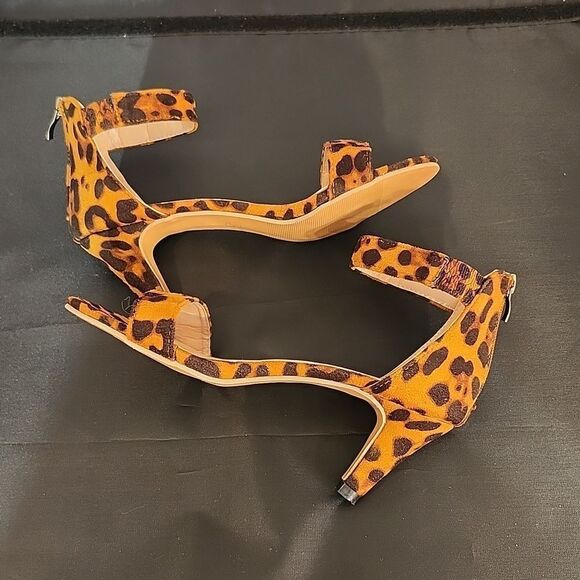 BRAND NEW WOMEN  OPEN-TOE  ANKLE-STRAP LOW HEEL ANIMAL PRINT SANDAL - Picture 9 of 14